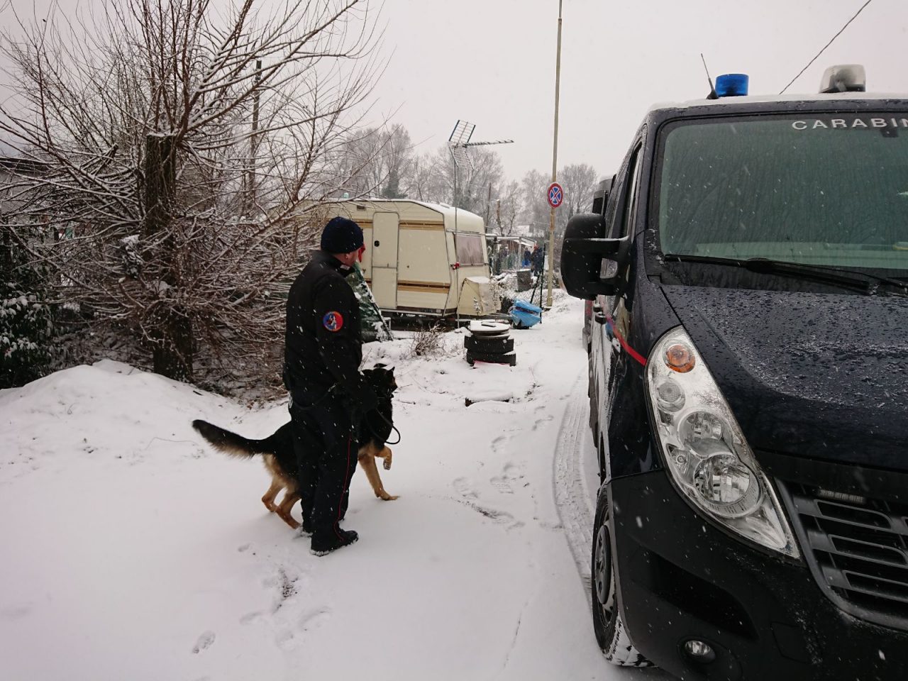 Blitz al campo nomadi sotto la neve