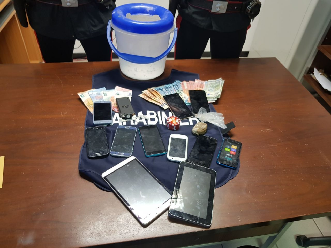 Blitz antidroga alle Quattro Torri di Verdellino, cocaina ed hashish nell’appartamento occupato