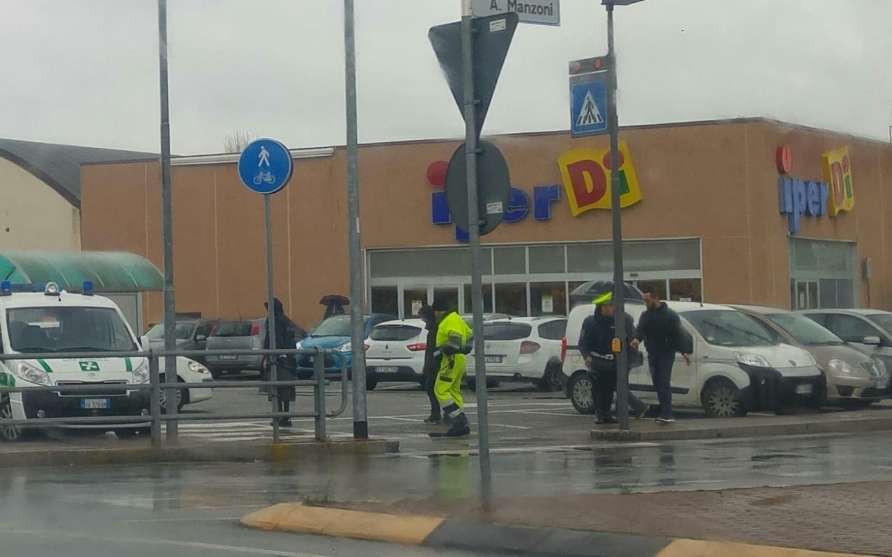 Incidente in rotatoria, 43enne in ospedale