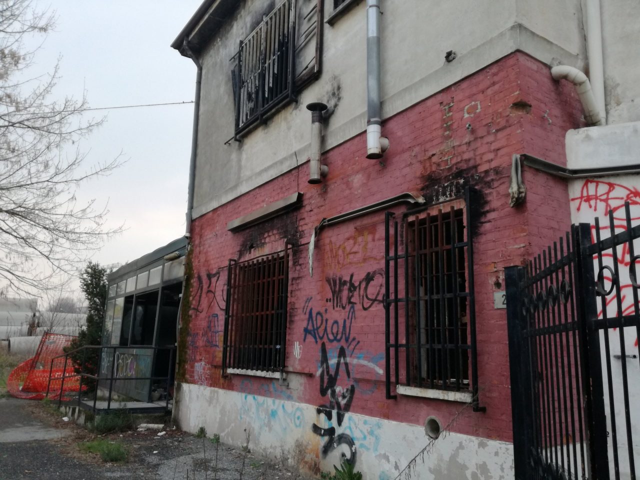 Stazione ferroviaria terra di nessuno