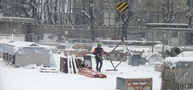 Nevica? E chi se ne frega! Nel cantiere di piazza Setti si lavora anche oggi