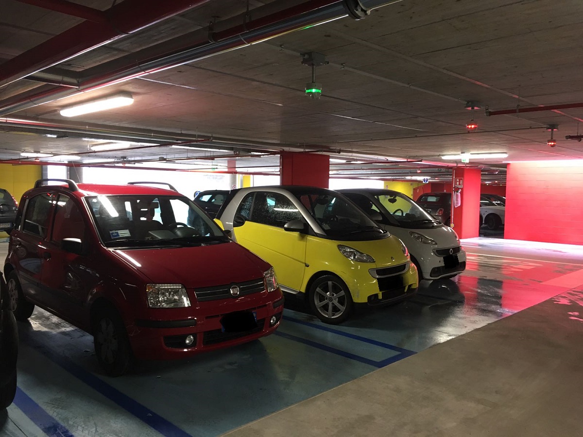 Parcheggio libero in piazza Setti… ah no c’è una Smart