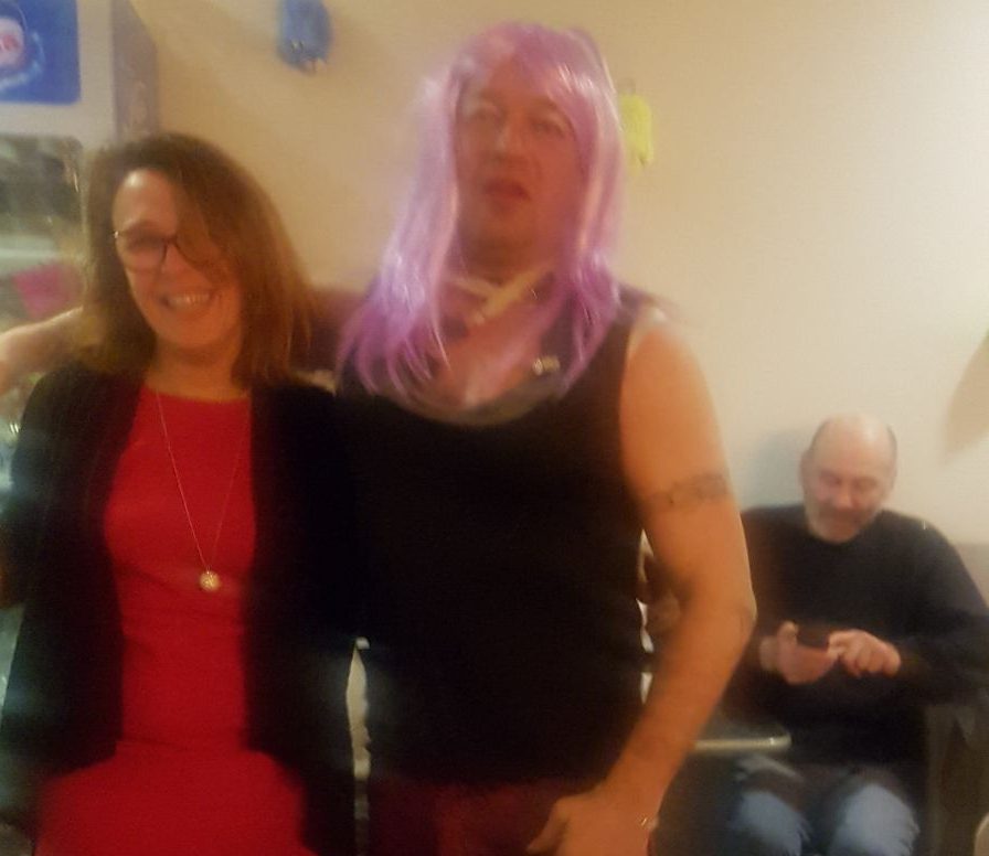 Vestito da donna al bar per avere la colazione gratis FOTO