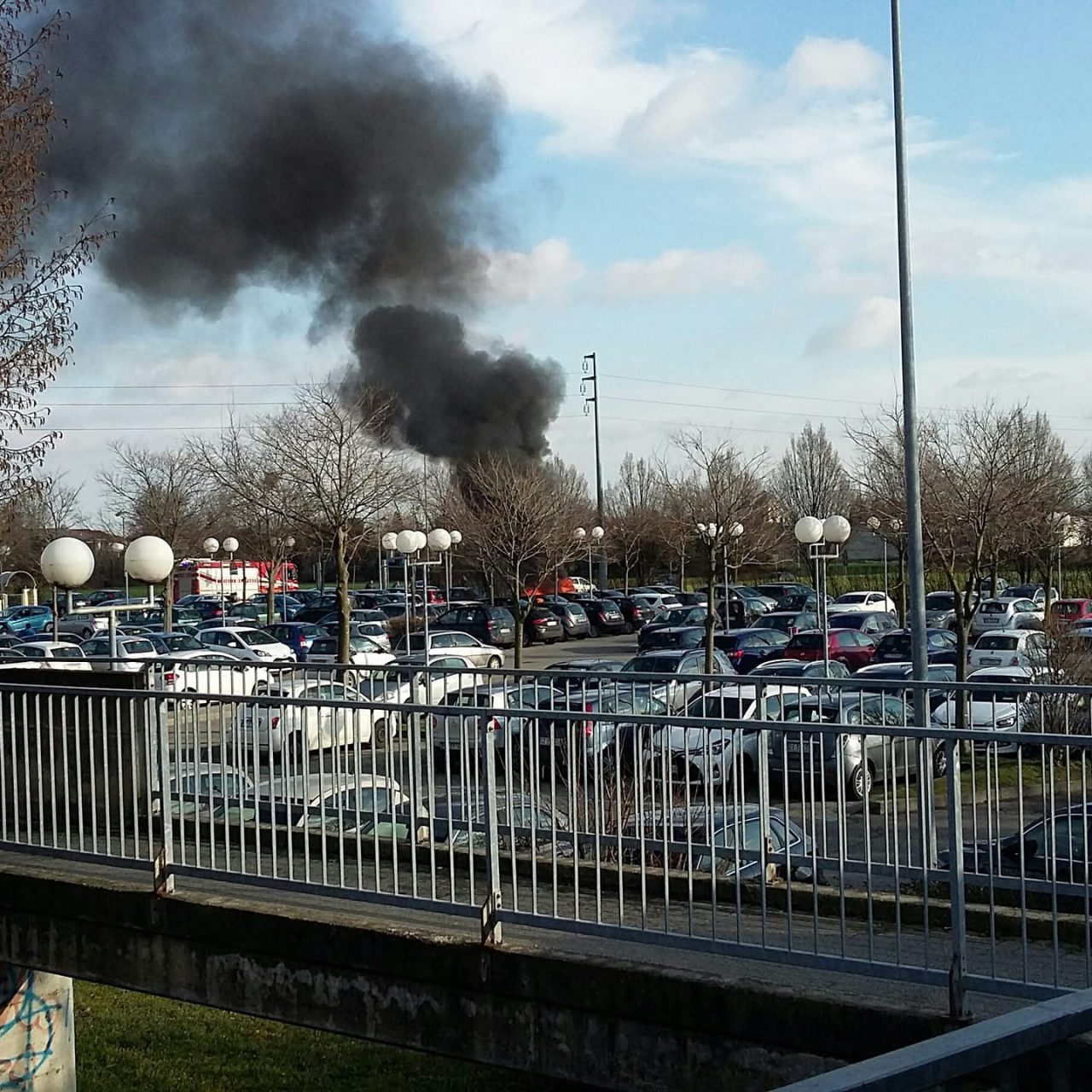 Auto in fiamme nel parcheggio della stazione