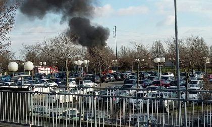 Auto in fiamme nel parcheggio della stazione