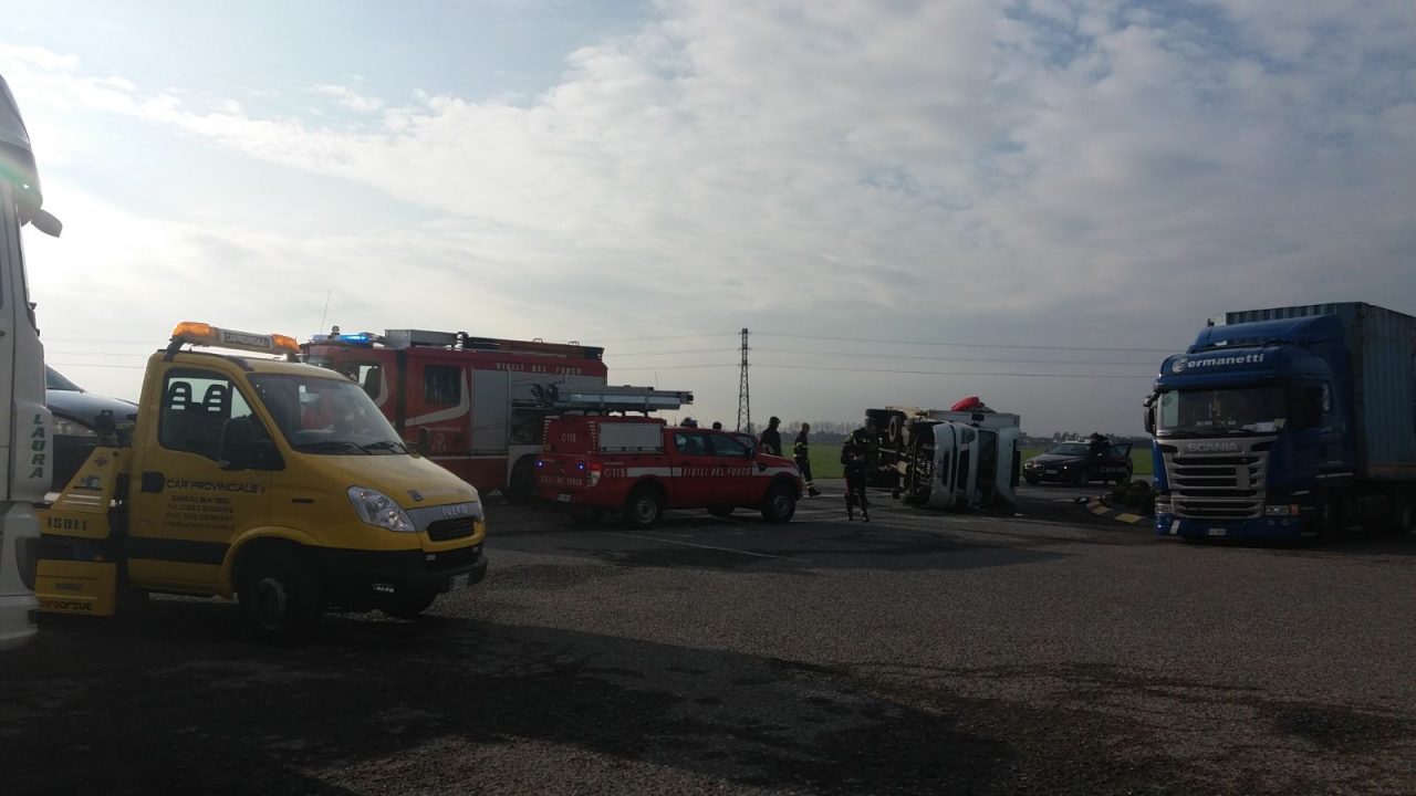 Ribaltamento a Ghisalba, due feriti FOTO