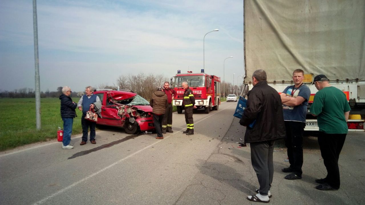 schianto tra auto e tir