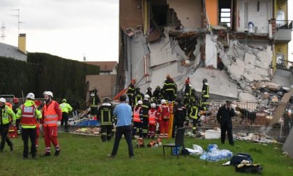 Esplode casa nel milanese: tre feriti, si scava tra le macerie