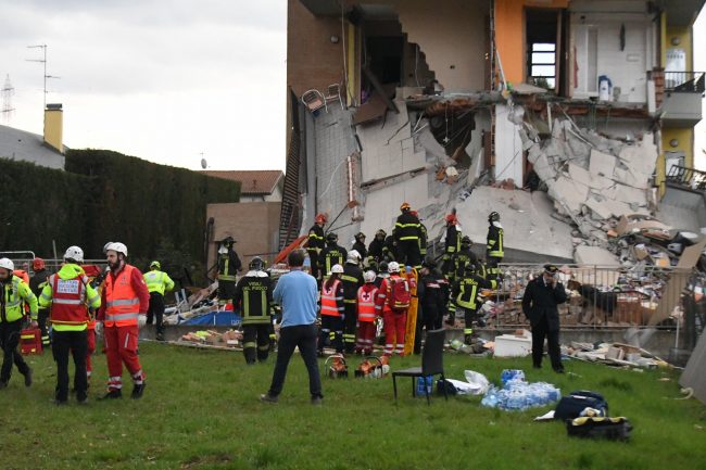 Esplode casa nel milanese: tre feriti, si scava tra le macerie