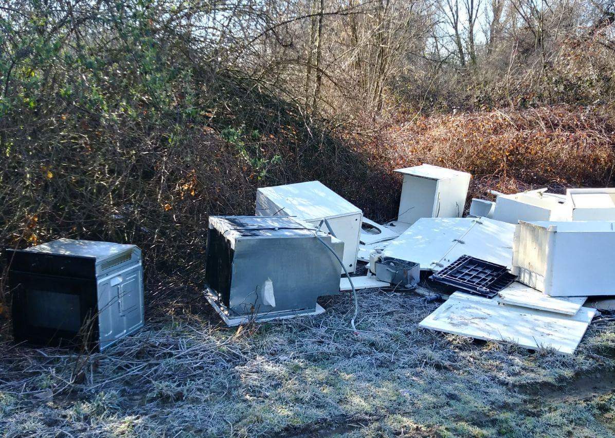 Cucina abbandonata in campagna, preso e multato