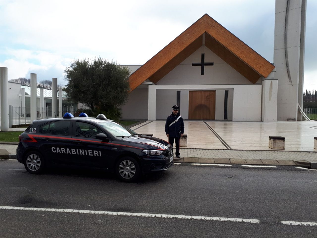 Ladro acrobata ruba offerte nella casa del parroco