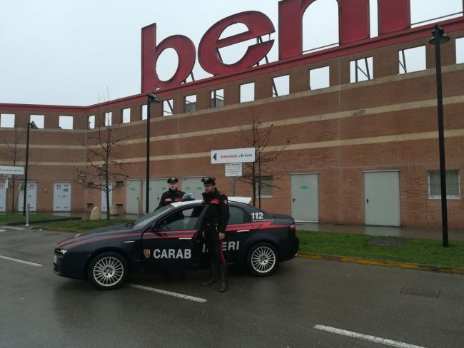Dodici rapine nei supermercati, identificati gli autori