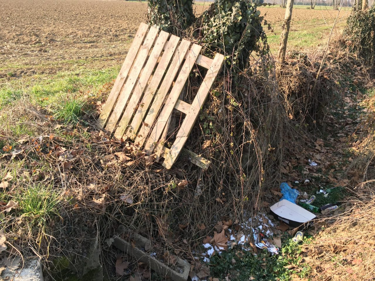 Rifiuti abbandonati, fioccano le multe contro gli incivili