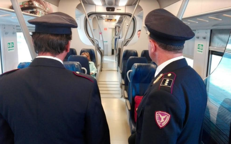 Sassi sui binari e petardi contro i treni, fermati cinque minorenni