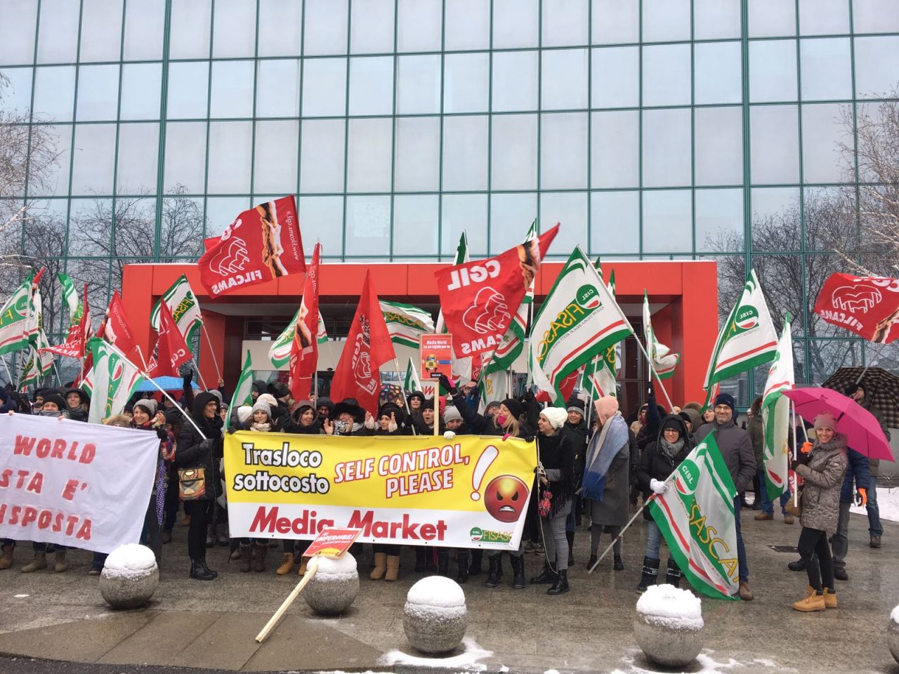 Le proteste dei lavoratori di Mediaworld più forti della neve