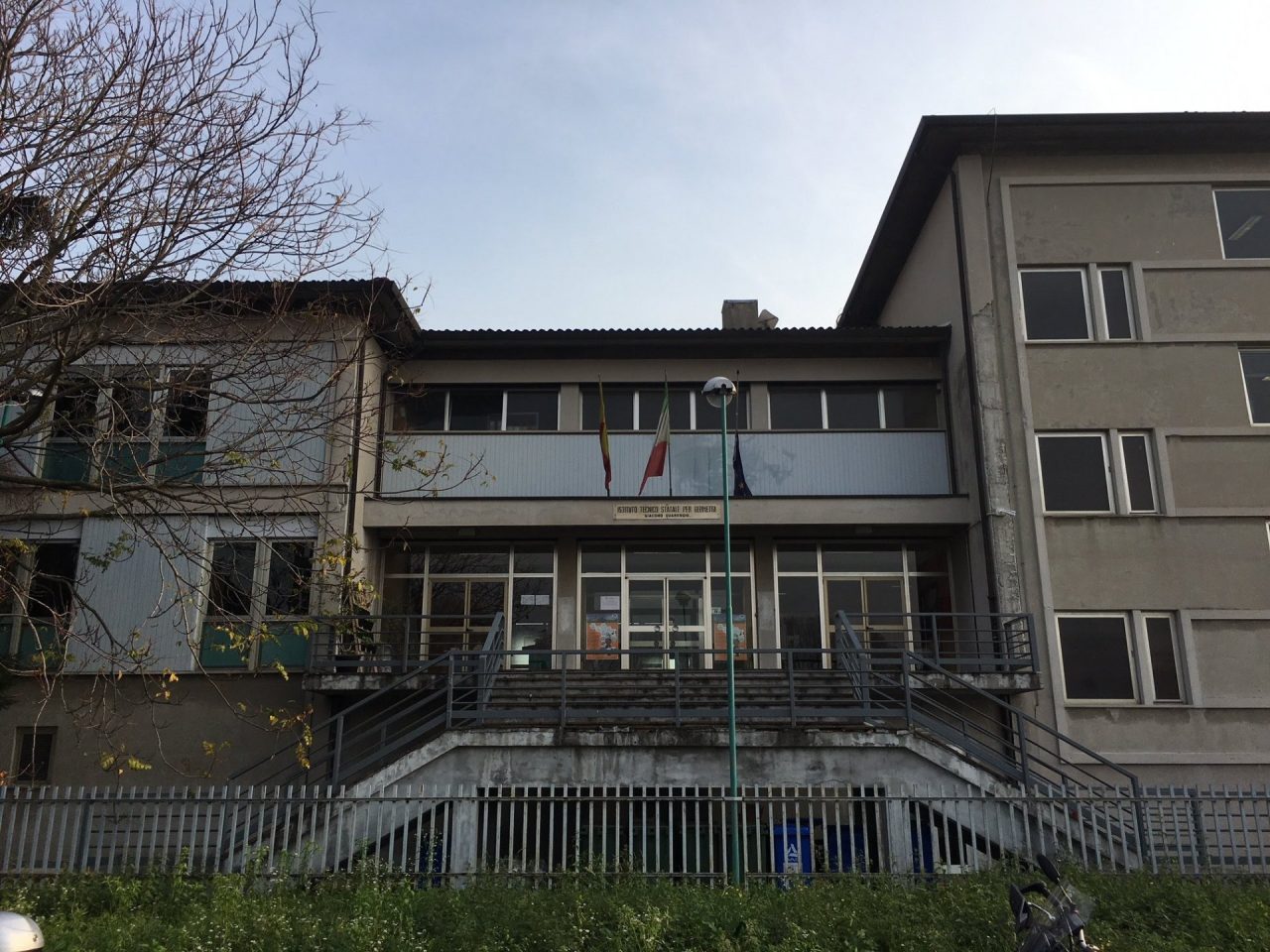 Bomba carta sotto l’auto del prof, Codacons chiede telecamere e vigilanza