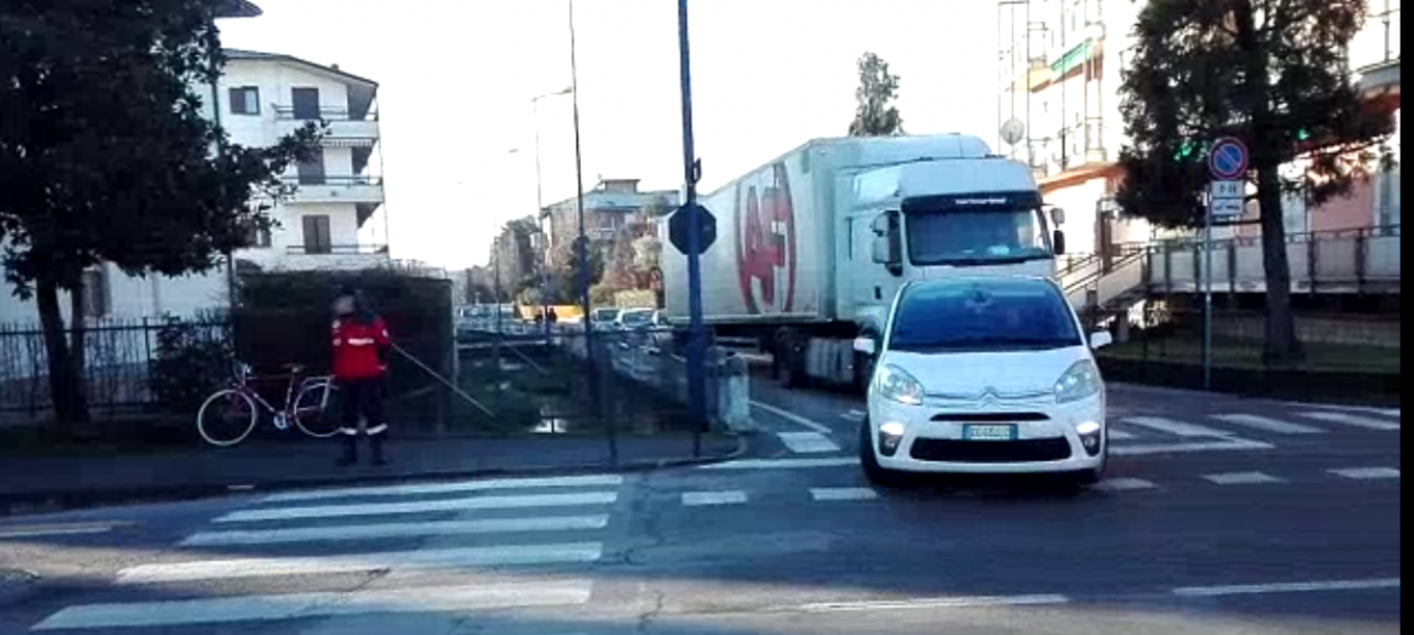 Viale Montecatini, lunghe code sono l’impatto zero del senso unico VIDEO