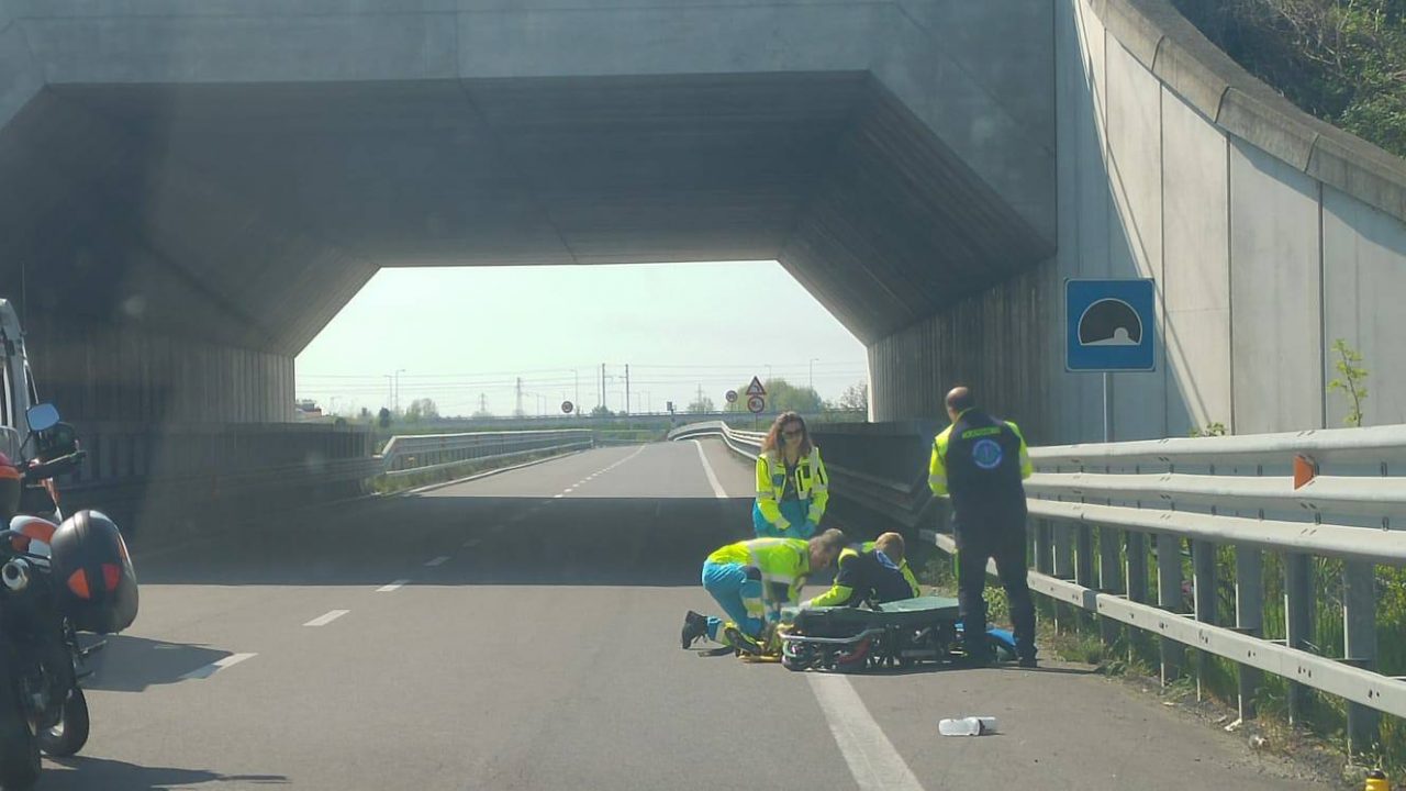 Ciclista cade durante allenamento: non è grave