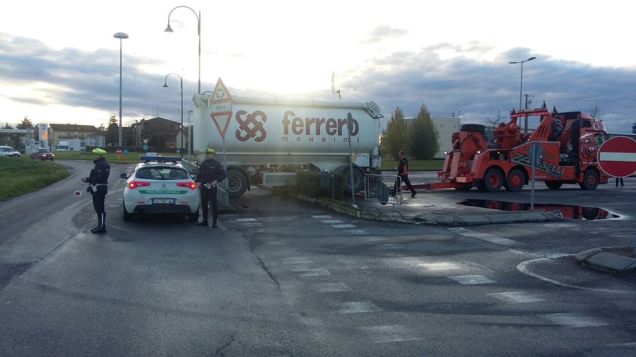 Dimentica il freno a mano, camion finisce sulla ciclabile