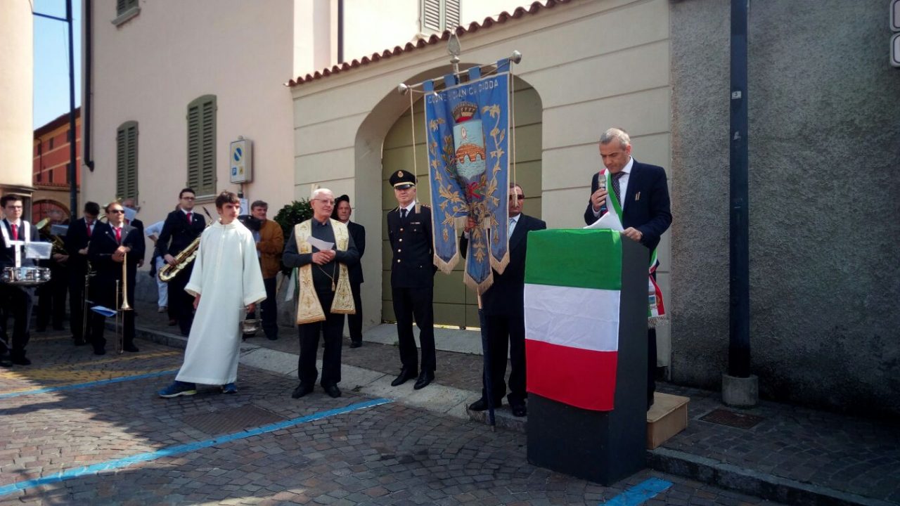 25 Aprile: schermaglie in piazza tra sindaco e parroco