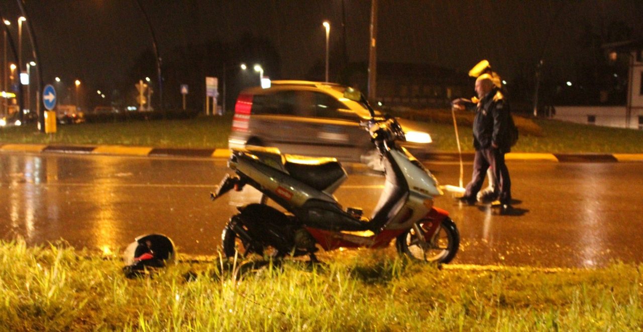 Auto contro scooter, ragazzo ferito in via Bergamo