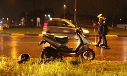 Auto contro scooter, ragazzo ferito in via Bergamo