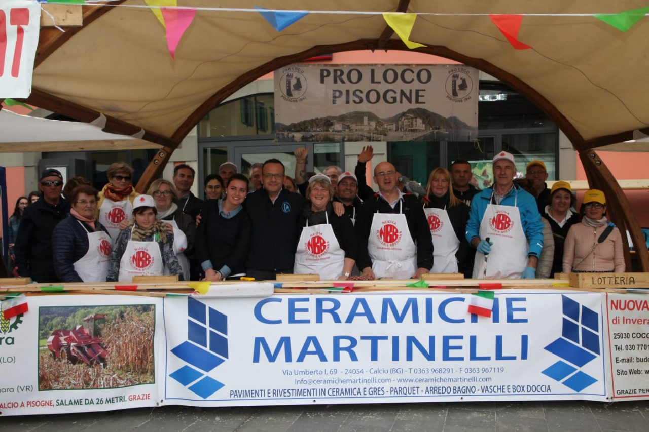 Salame record di 26 metri tagliato a Pasquetta in piazza FOTO