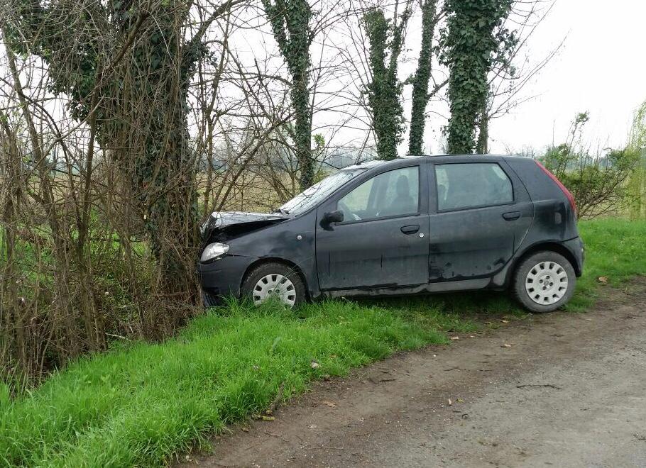 Ubriaco finisce fuori strada per due volte e si schianta contro un albero