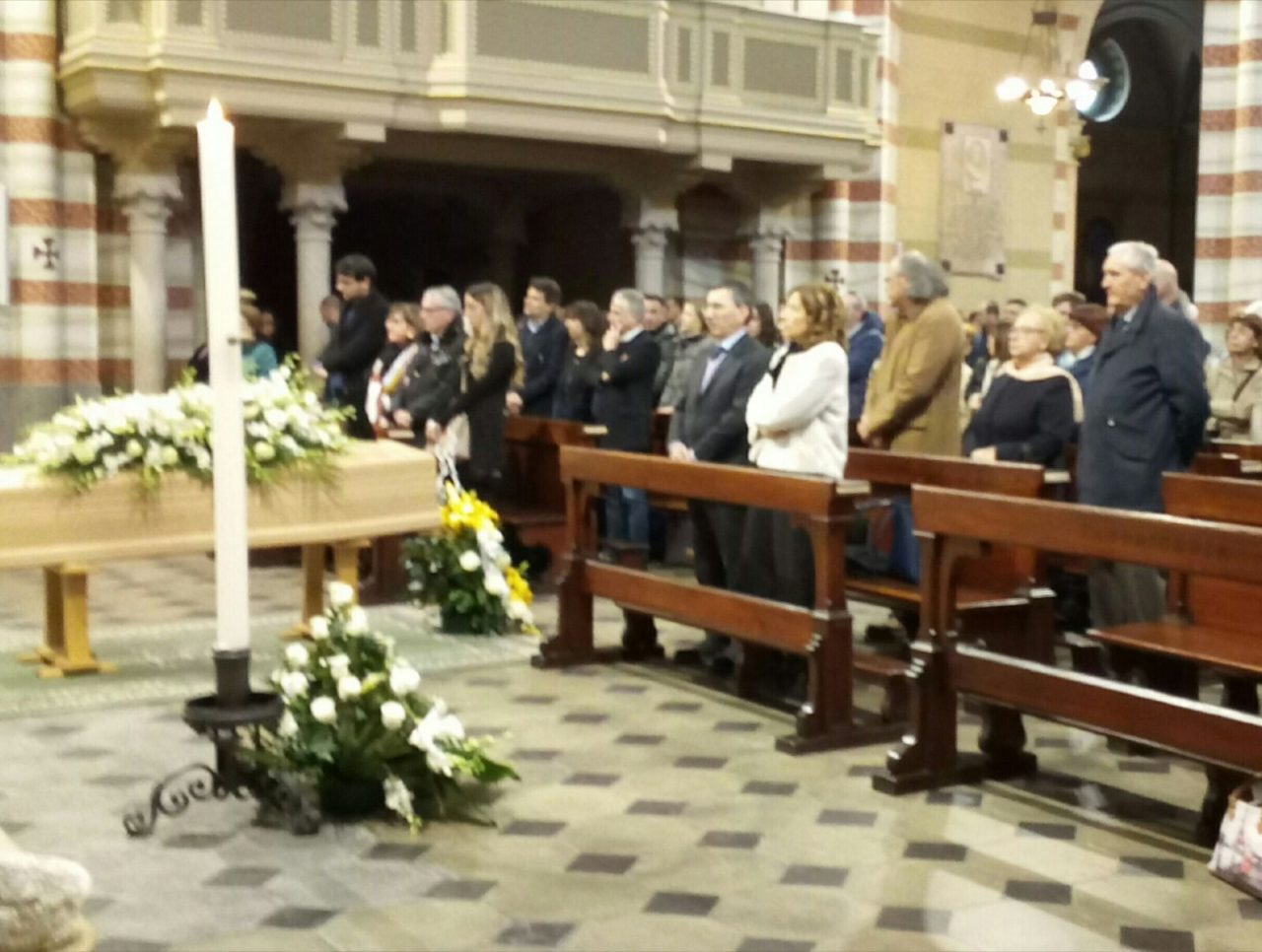 Funerali Alessandro Fiori centinaia di amici per l’ultimo saluto