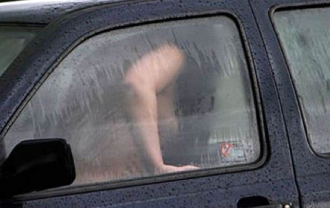 Rapinato in auto mentre si apparta con una prostituta