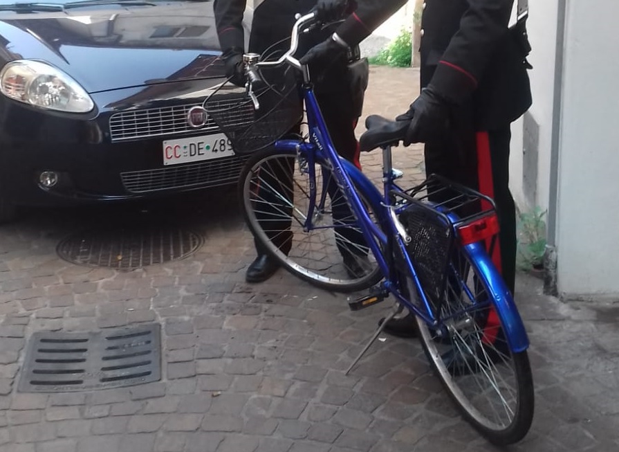 Ruba la bici a un’anziana, 60enne denunciato