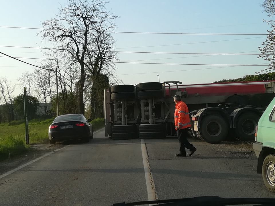 Camion ribaltato a Cavernago grave l’autista traffico in tilt