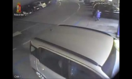 Vigile del fuoco piromane incendia l'auto dell'ex compagna VIDEO