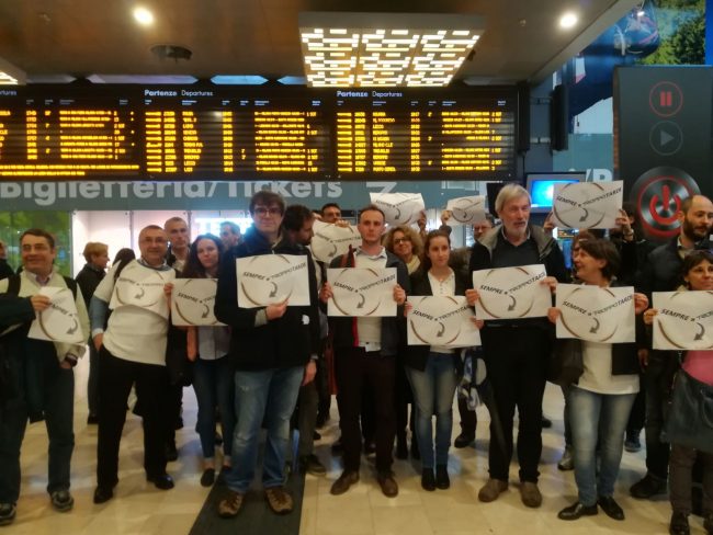 Protesta pendolari contro disagi e disservizi ferroviari VIDEO