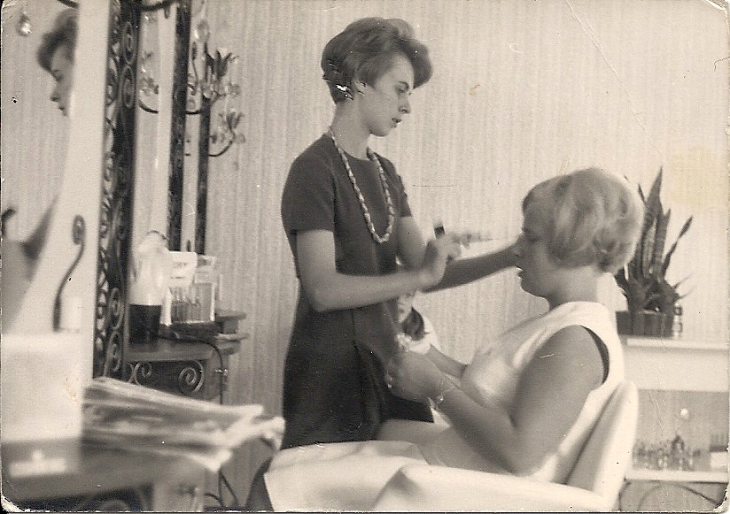Premiata Maria Tibaldi, da cinquant’anni parrucchiera per tutti . Guarda la splendida FOTO del 1970
