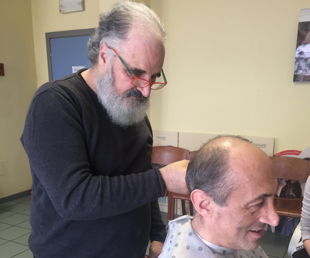 Tiziano Depascalis torna a tagliare i capelli