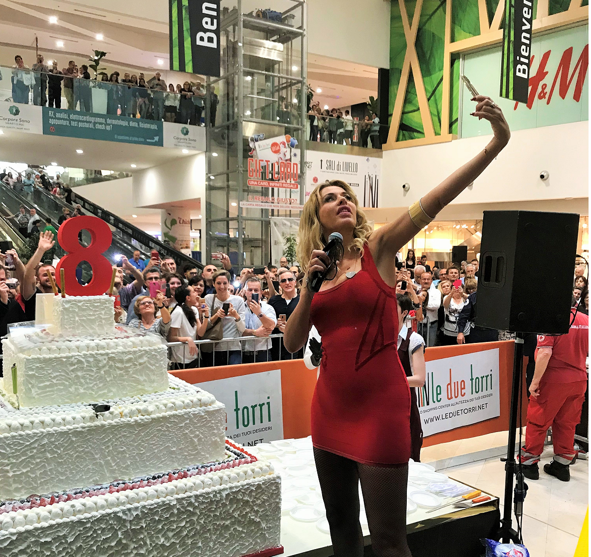 Le Due Torri festeggia il compleanno con Valeria Marini FOTO
