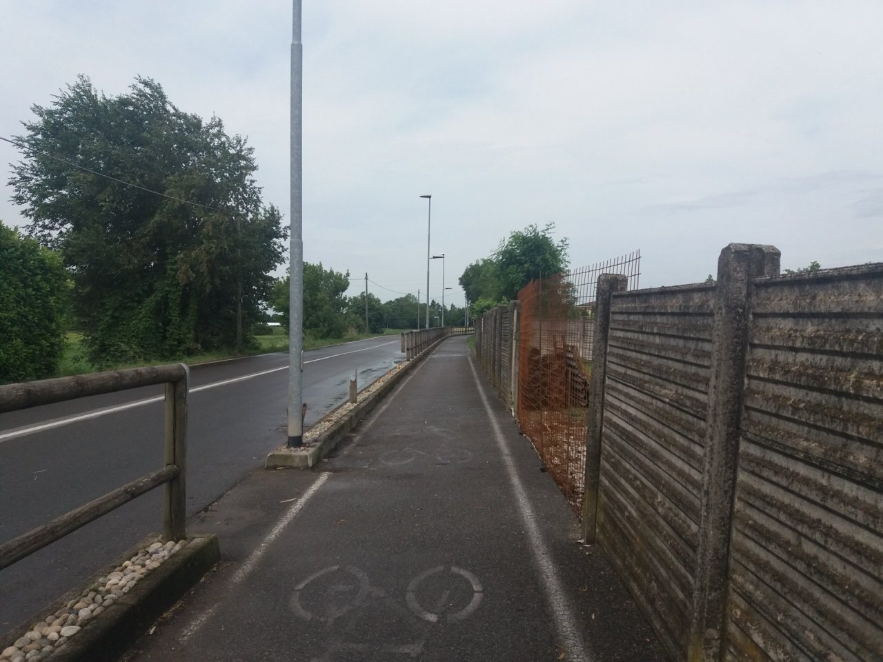 Auto contro staccionata e muro di cemento FOTO