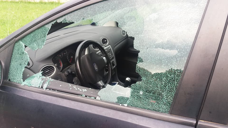 Rompono il finestrino dell’auto e rubano il portafogli in pieno giorno