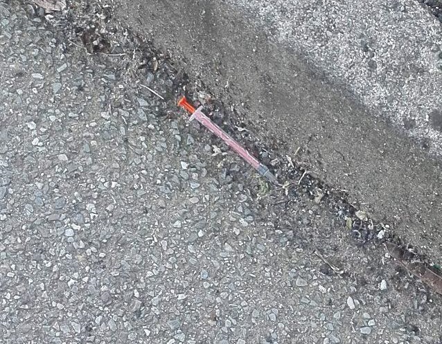 Siringa per strada trovata di fronte alle abitazioni