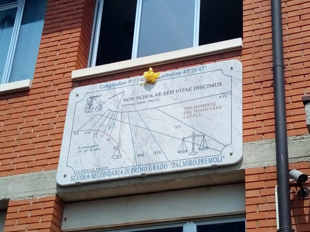 Orologio solare sulla scuola media, l’astronomia conquista i ragazzi