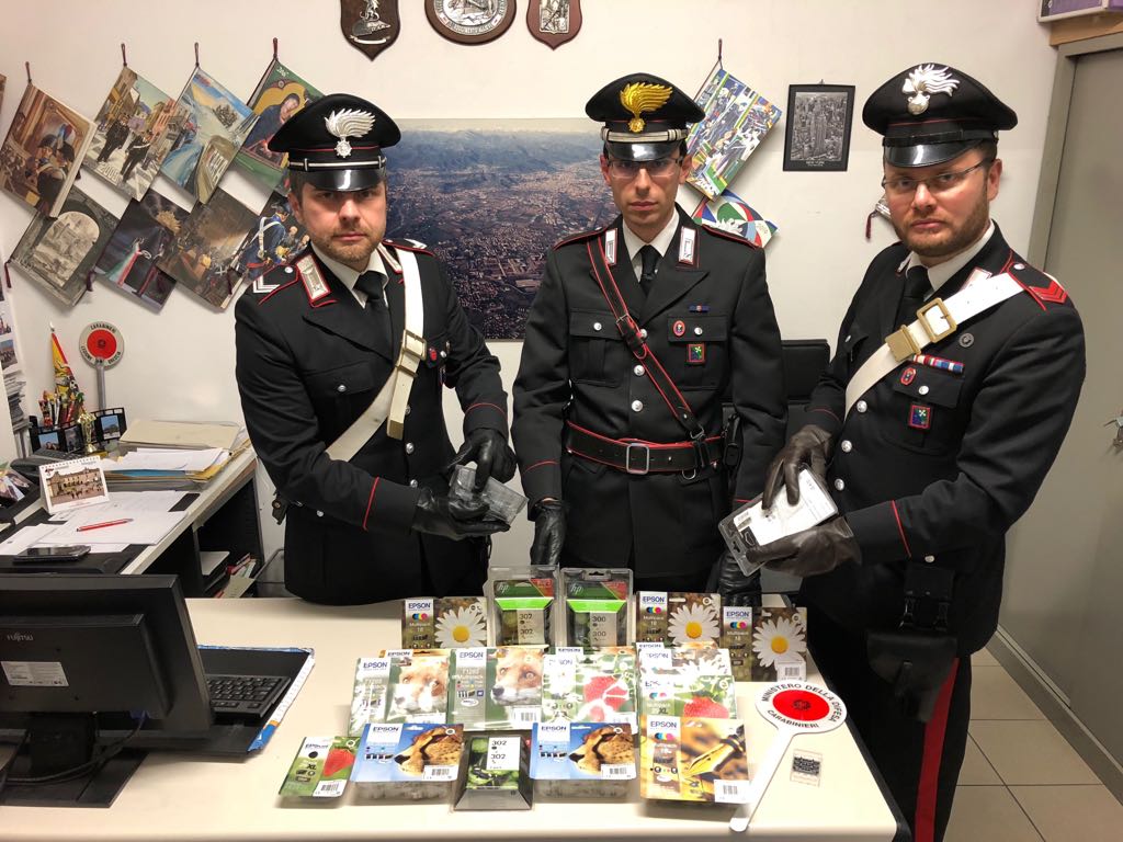 Ruba cartucce e stampanti per mille euro, arrestato pregiudicato clandestino