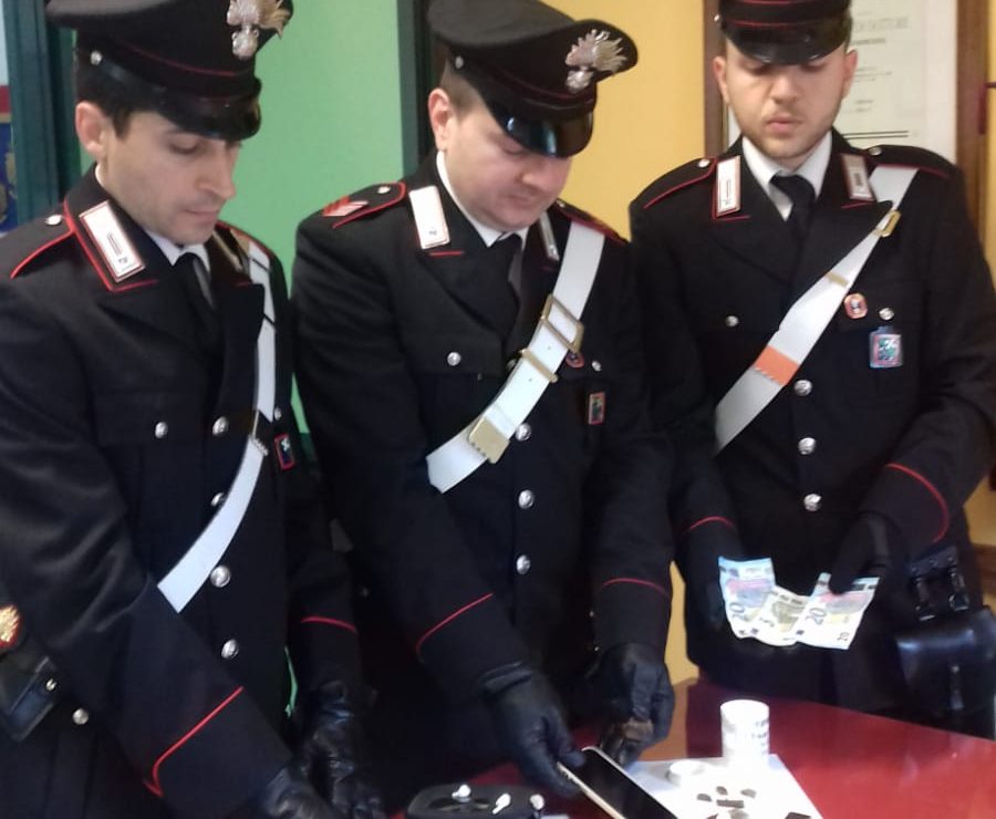 Droga Zingonia: spaccia in pieno giorno, arrestato con un etto e mezzo