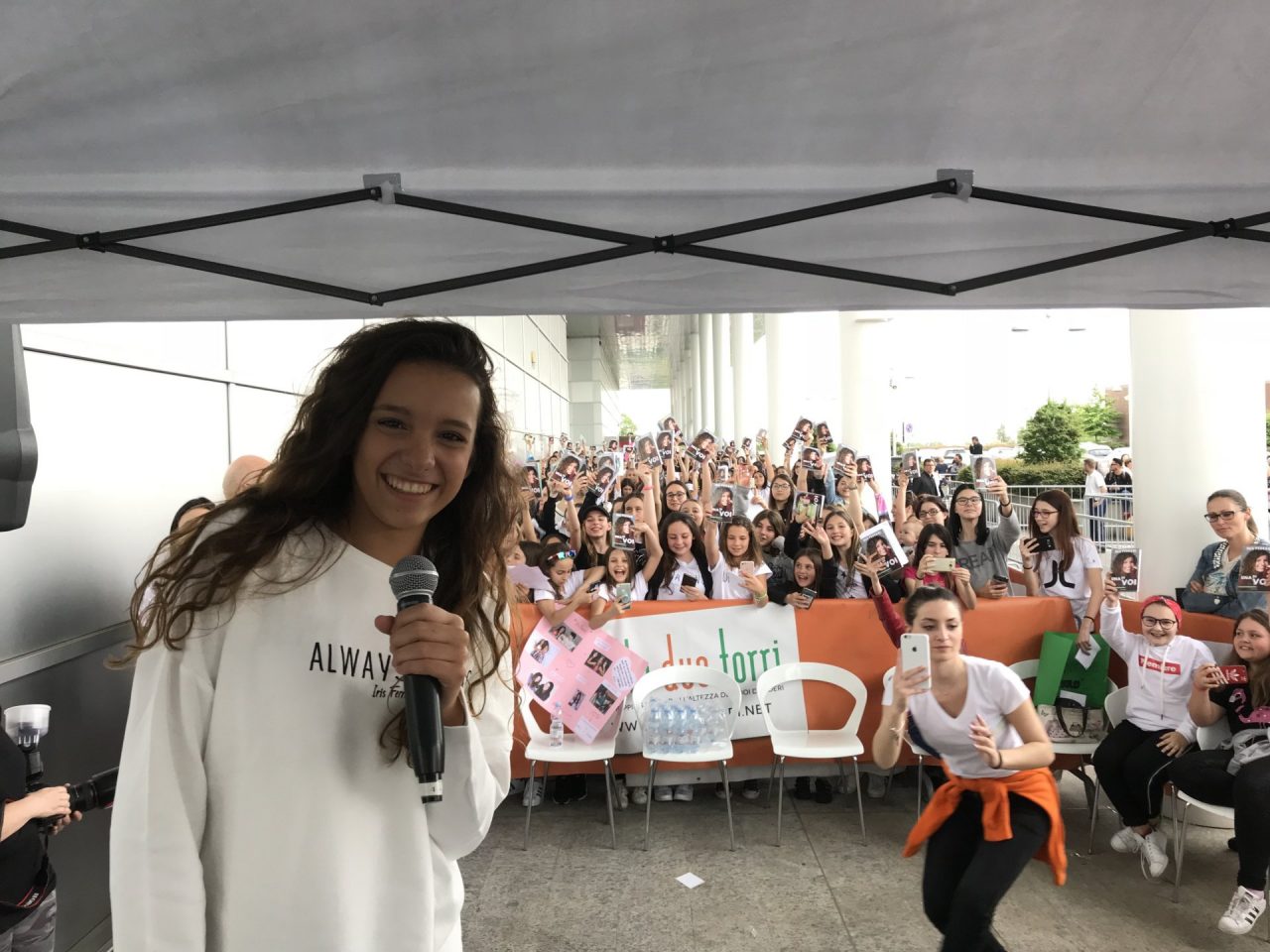 Iris Ferrari a “Le due torri”, fan da tutta Italia per la webstar FOTO