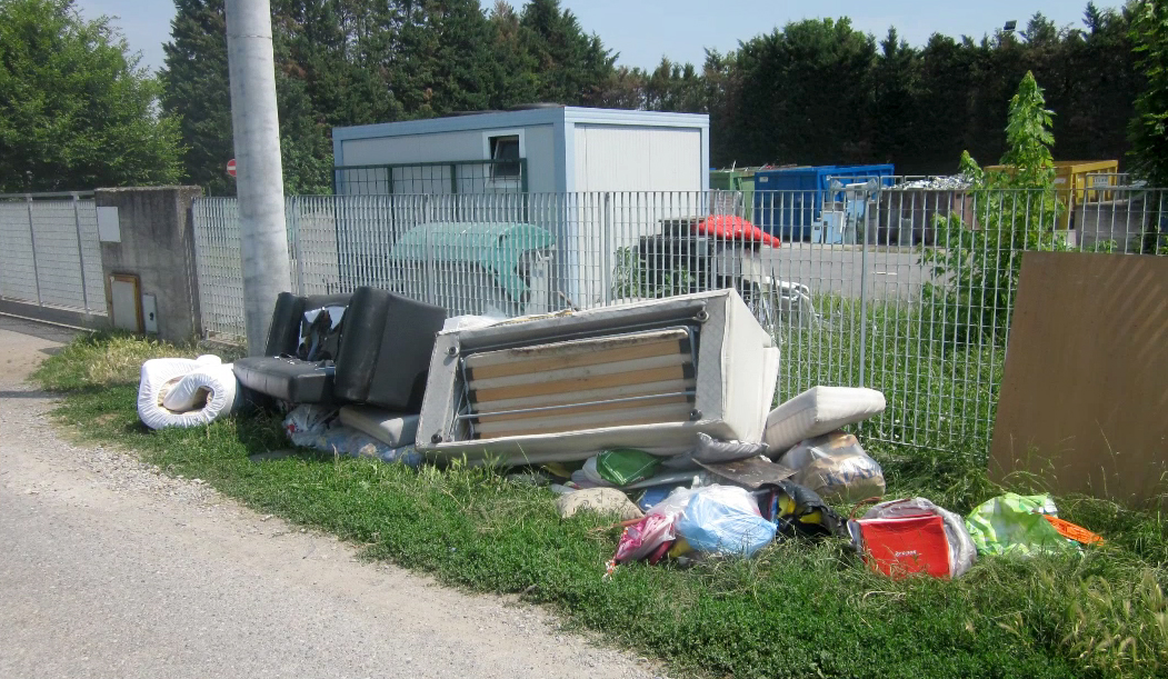 Rifiuti abbandonati arriva la fototrappola
