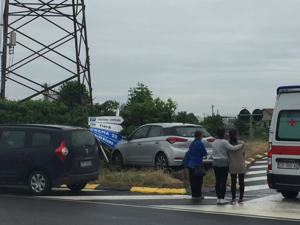 Fuori strada e finisce sulla rotonda, tre feriti