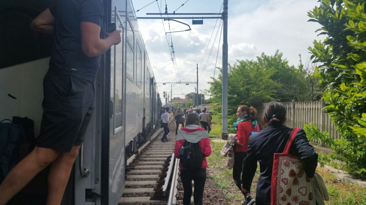 Treno frena lungo, pendolari a piedi lungo i binari FOTO