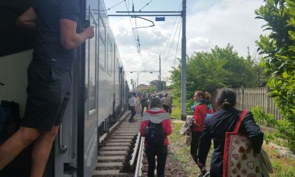 Treno frena lungo, pendolari a piedi lungo i binari FOTO