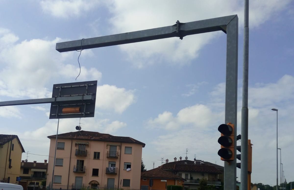 Semaforo abbattuto in via Bergamo