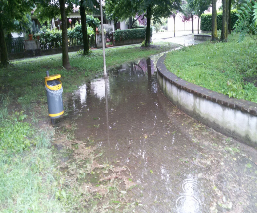 Pioggia e grandine, garage allagati